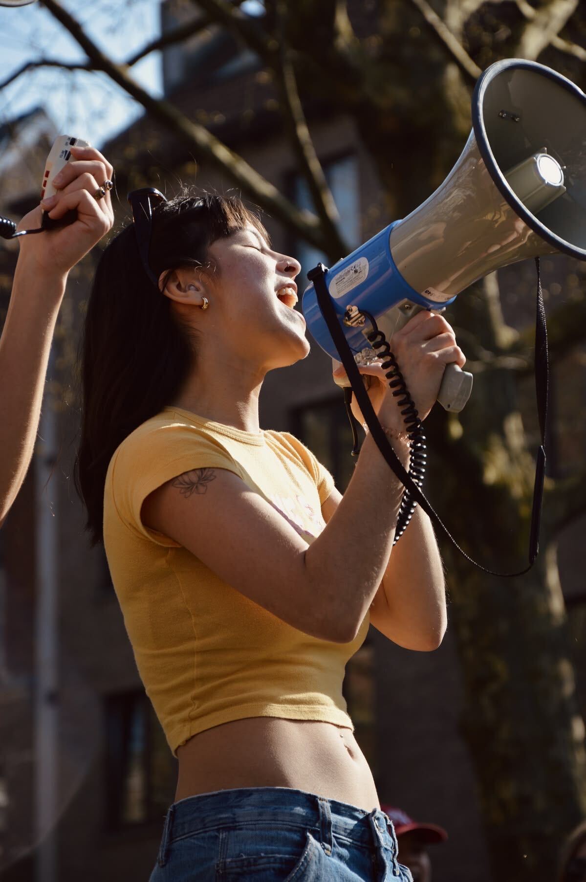 Mulher com megafone em um ato